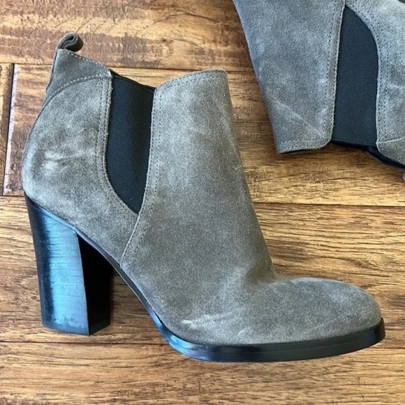 Marc Fisher Saint Chelsea Ankle Boots Block Heeled Booties Taupe Suede Size 7.5 - Picture 3 of 14